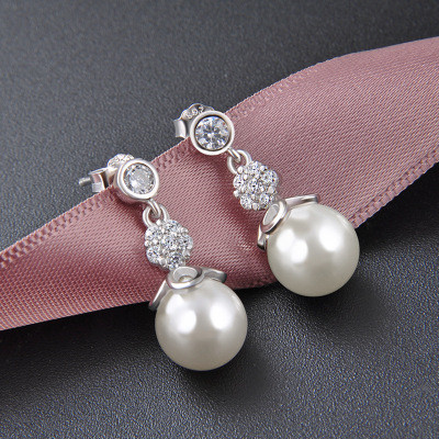 White Pearl Design of Silver Earring - Click Image to Close
